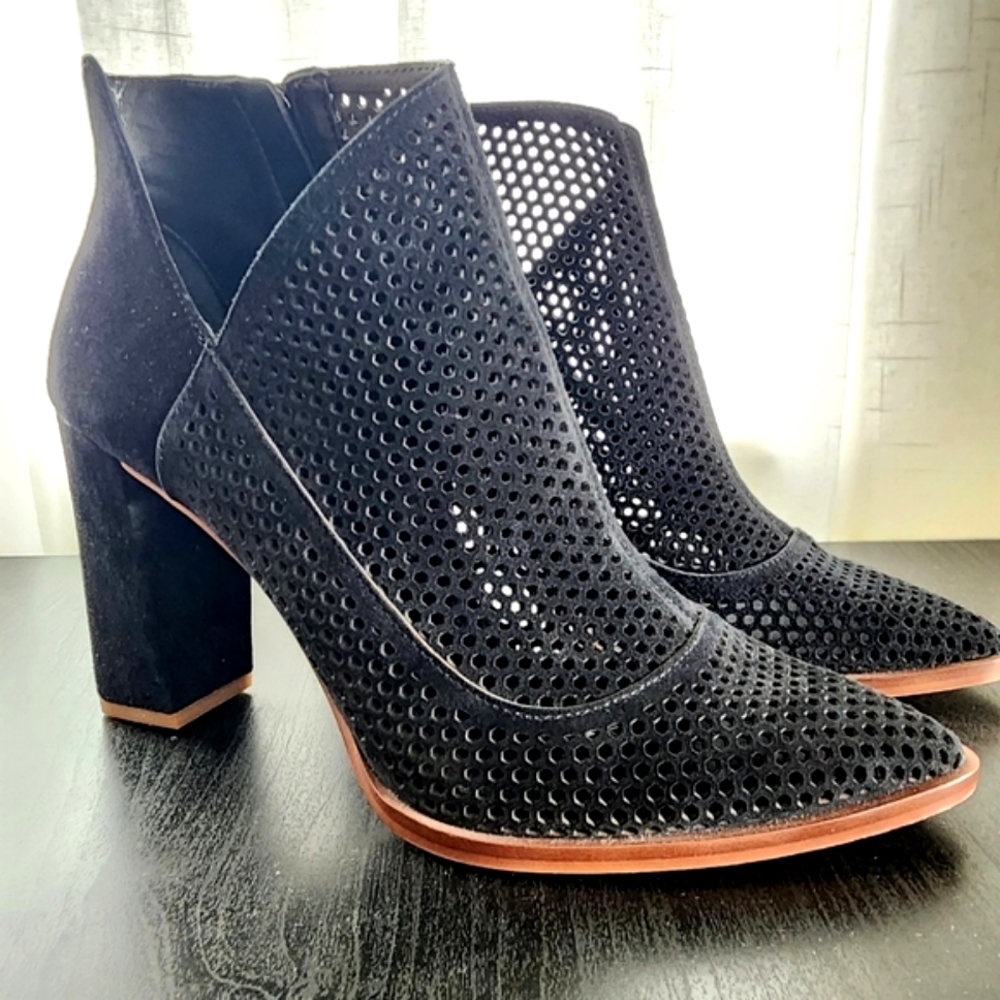 Vince Camuto Levesna ankle boots. Size 9M. Black leather with brown trim.